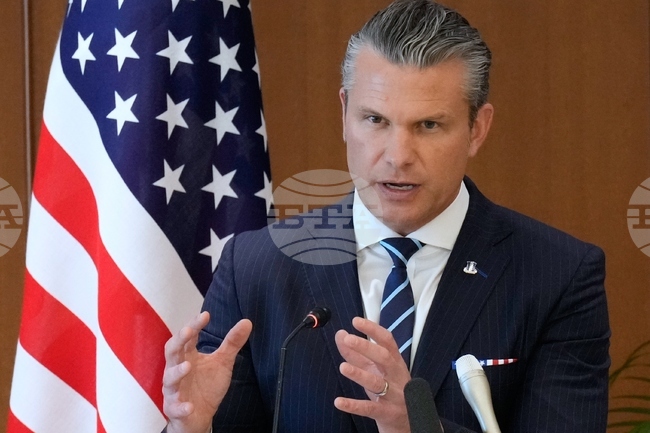 Шефът на Пентагона Пийт Хегсет се срещна в Куала Лумпур с министрите на отбраната на Китай и Индия