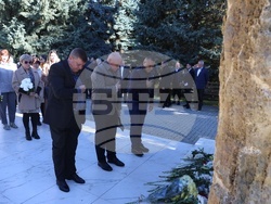 Молдова - Ден на бесарабските българи - паметник - цветя
