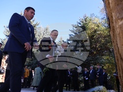 Молдова - Ден на бесарабските българи - паметник - цветя