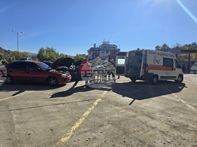 Екипи тренираха съвместни действия при верижна катастрофа по време на пожаро-тактическо обучение в Сандански