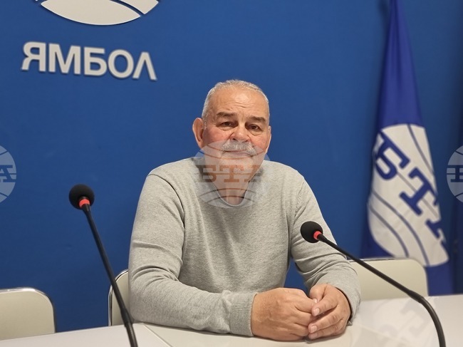 Самотата не значи, че си сам – тя е едно огромно мироздание, каза в интервю за БТА поетът Тенко Тенев