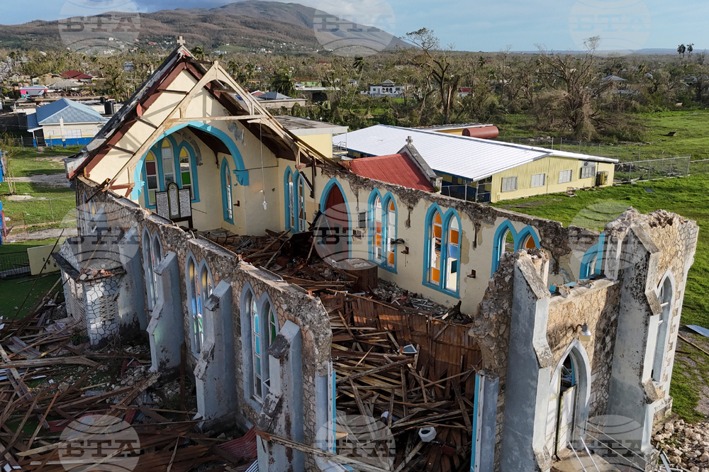 Великобритания организира чартърни полети, за да помогне на гражданите си да напуснат Ямайка след урагана
