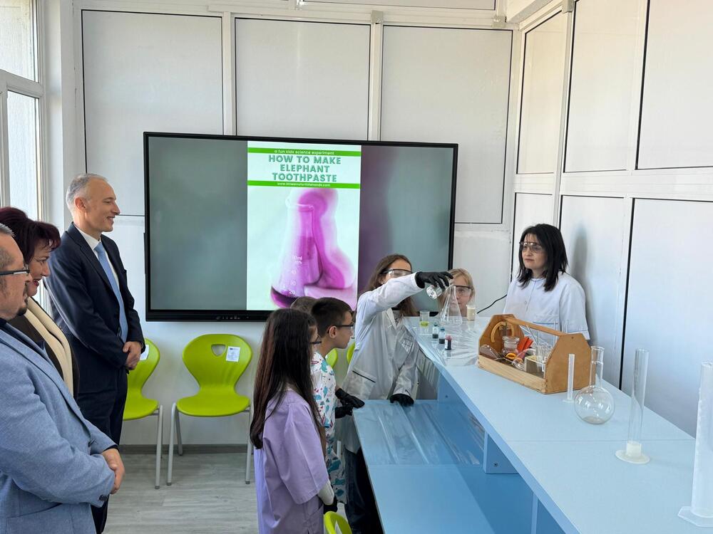 МОН: Ученици развиват умения в пет технологични кабинета в нов STEM център в Панагюрище