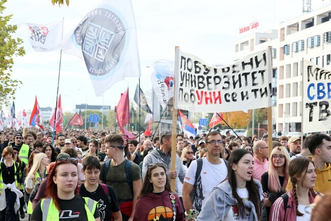 Около 4000 студенти тръгнаха пеша от Белград за годишнината от инцидента на жп гарата в Нови Сад, където загинаха 16 души