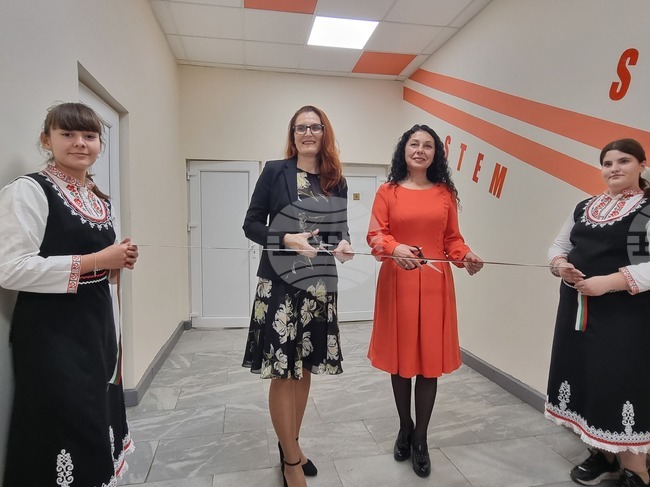 Професионалната гимназия по облекло и туризъм „Св. Иван Рилски“ в Перник официално откри своя нов STEM център