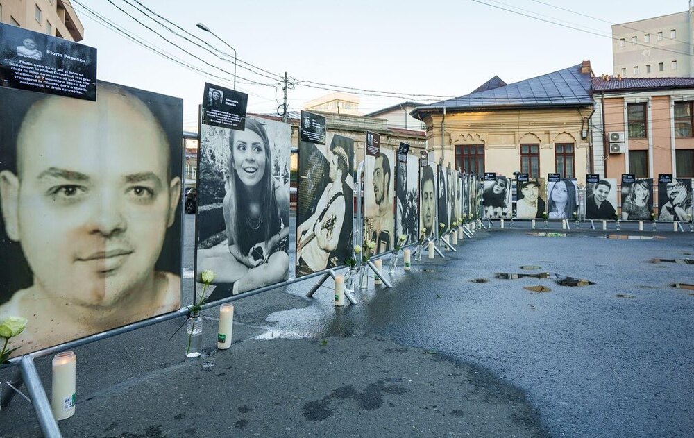 Румънският президент Никушор Дан положи венец на паметника на жертвите на пожара в клуб "Колектив" преди 10 години