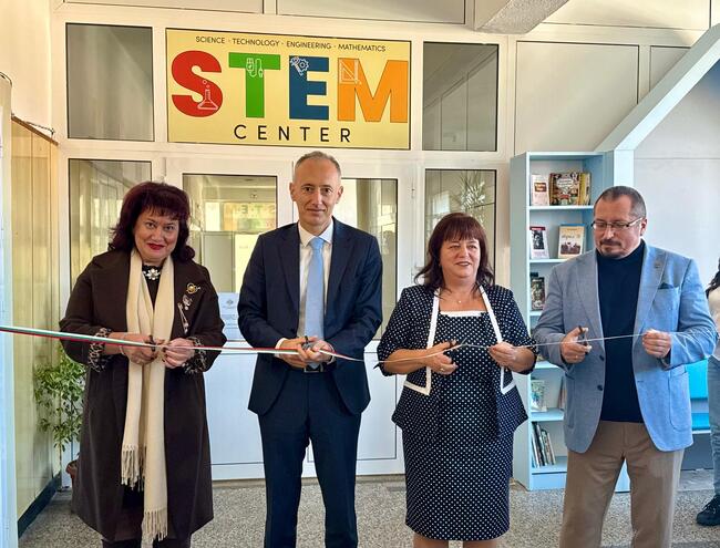 Ученици развиват умения в пет технологични кабинета в нов STEM център в Панагюрище, който беше открит от министър Красимир Вълчев