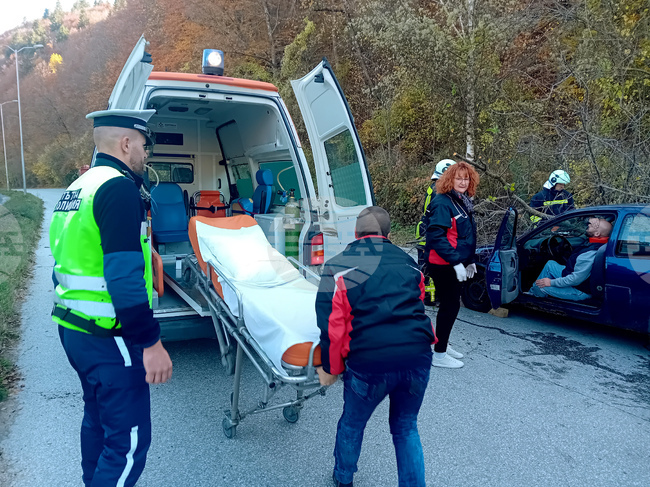 Двама мъже са загинали при катастрофи край село Хвойна и по пътя Неделино – Бял извор