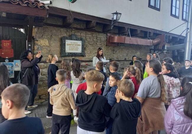 Четвъртокласници от Свищов се включиха в инициативата „По стъпките на будителите“ по повод 1 ноември