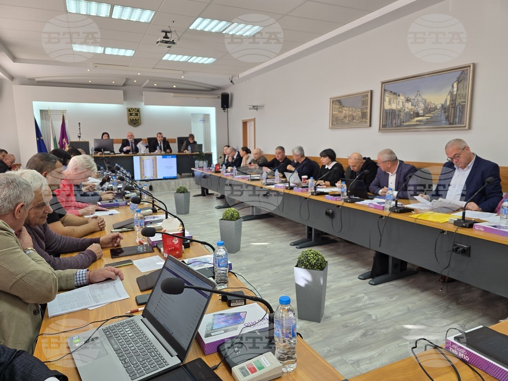 Премахване на мозаечни пана на фасадите на два блока, войнишки паметник, нова бюджетна дейност бяха сред темите в Общински съвет – Ловеч