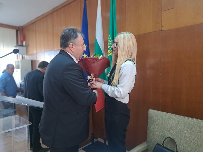 Кметът поздрави с букет председателя на Общинския съвет Ася Аспарухова по повод рождения ѝ ден, сесията продължава втори ден
