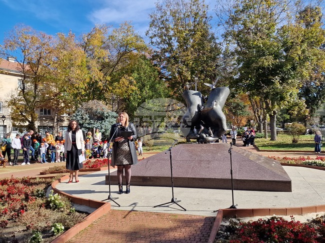 Свищов почете Деня на народните будители пред Паметника на дарителите