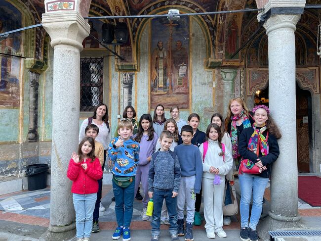 Троянския манастир и керамичен цех посетиха ученици от училище „Кирил и Методий“ в Париж в третия ден от екскурзията си в България