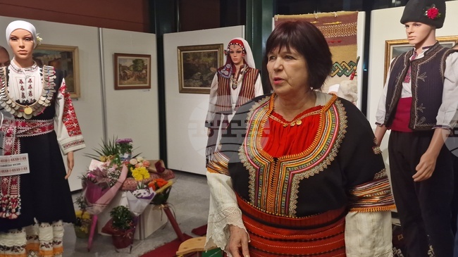 Колекция от автентични български носии представя в изложба в Художествената галерия в Разград майсторката везбарка Детелина Дачева