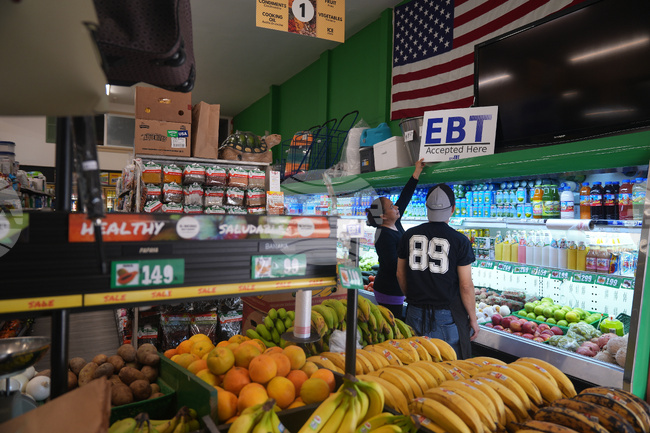 Съдилища разпоредиха на правителството на Тръмп да продължи финансирането на програмата за хранителни помощи