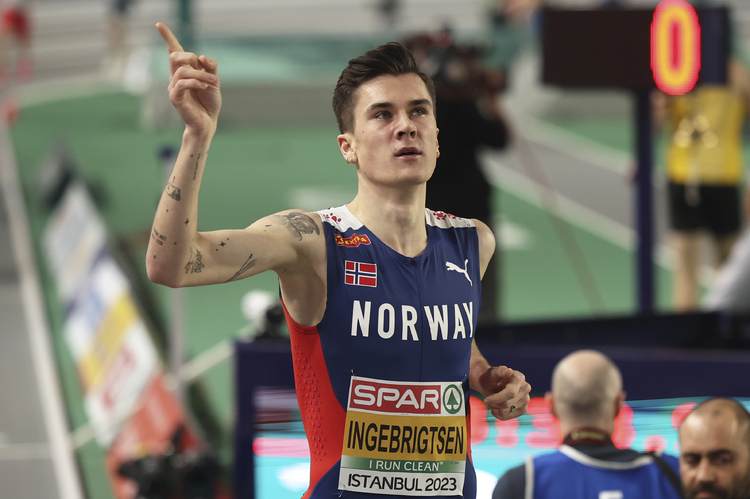 OL-mester Jakob Ingebrigtsen vinner gull på 1500m i friidretts-EM i Istanbul, verdensrekorden faller i femkamp for kvinner