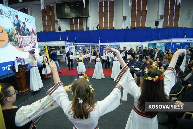 КосоваПрес: Трябва да се стремим да направим Косово част от туристическите пакети на Европа, каза президентката на Косово Вьоса Османи