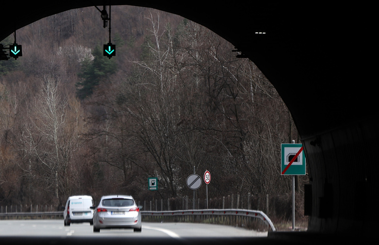 Ограничава се движението през нощта по част от магистрала „Хемус“ за подмяна на лампи в тунел „Топли дол“