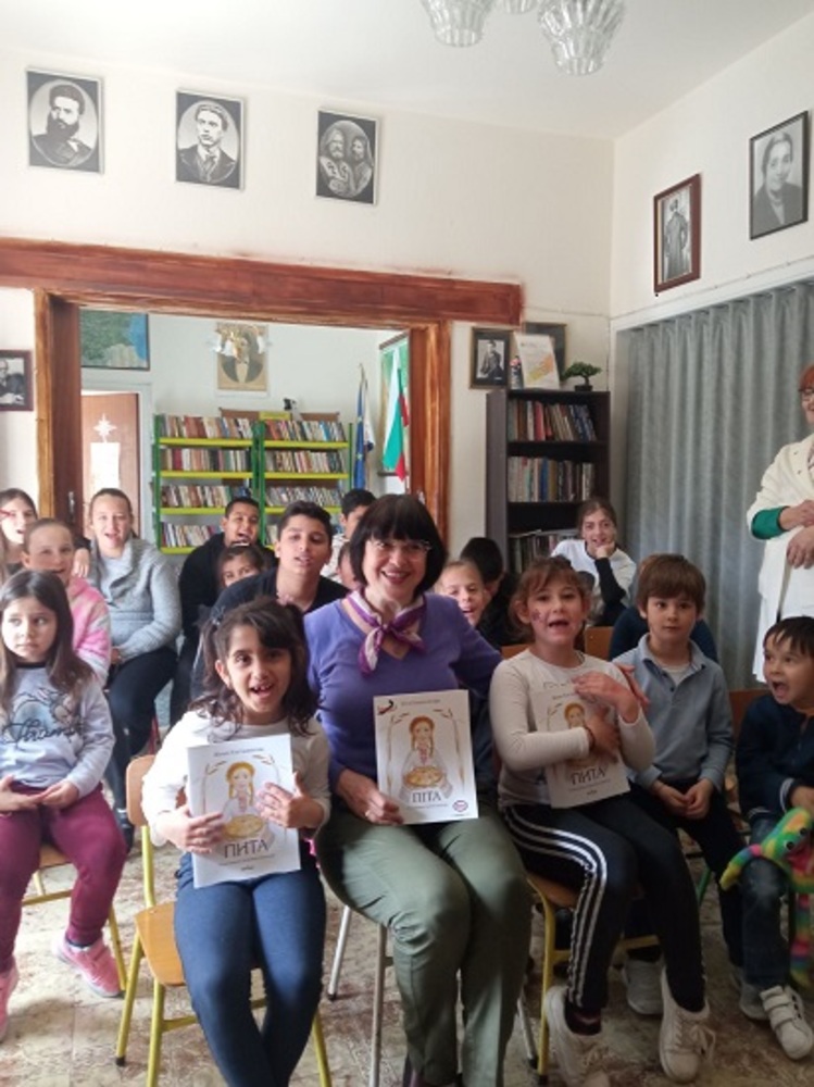 Жени Костадинова представи книгата си „Пита“ в две български училища в Лимасол