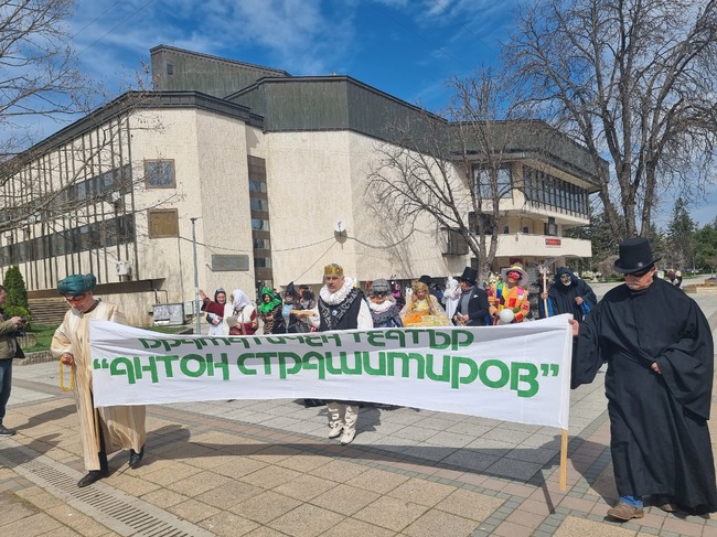 Артисти и служители на Театрално-музикалния център в Разград дефилириха по повод Световния ден на театъра