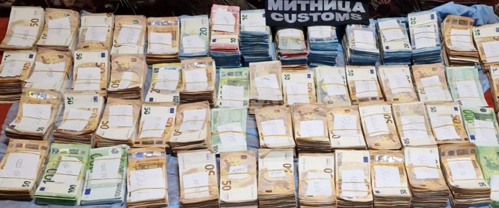 Агенция „Митници“: Недекларирана валута в размер на 700 000 евро откриха митнически служители в района на ГКПП Ферибот Оряхово