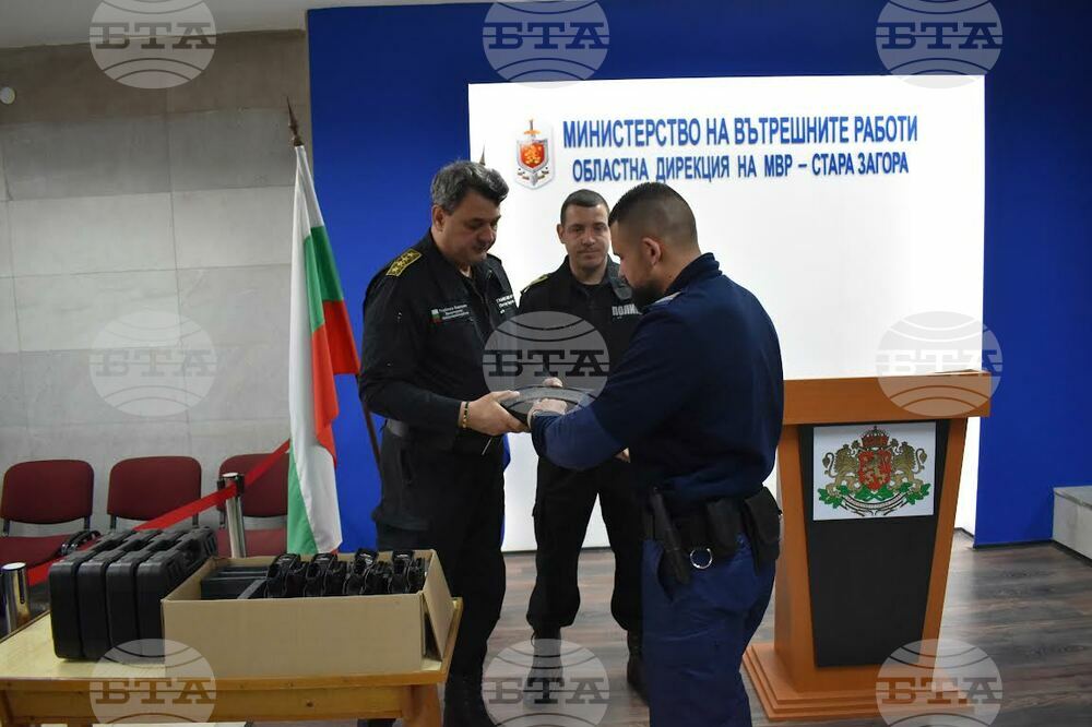 Главният секретар на МВР връчи нови пистолети и тейзери на полицаи от ОДМВР-Стара Загора