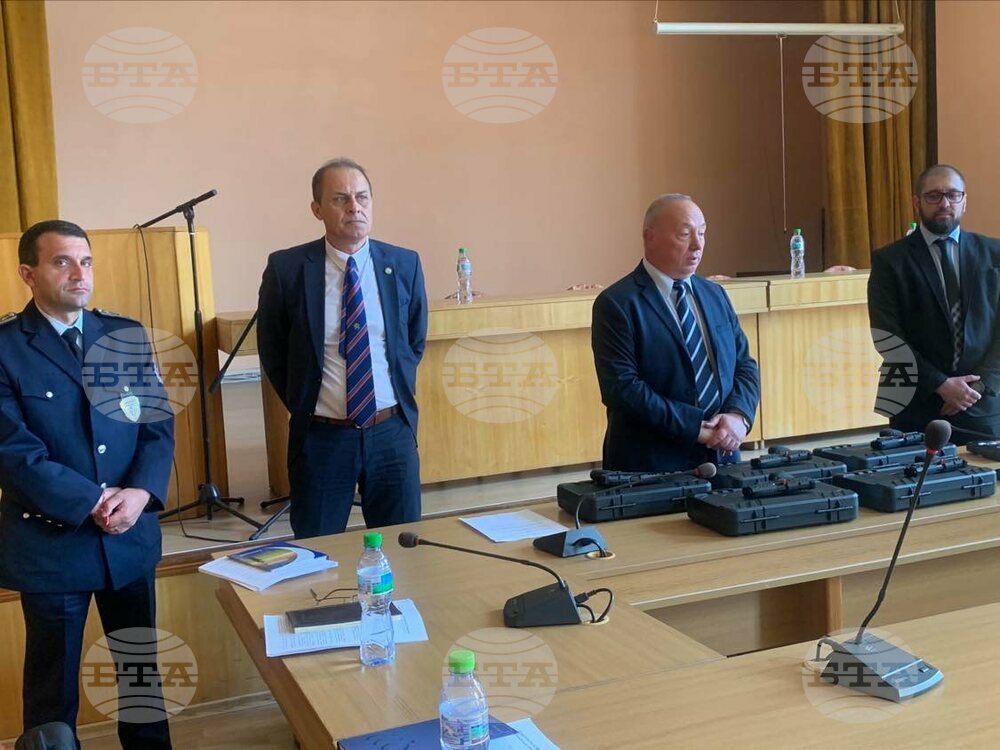 Заместник-министърът на вътрешните работи Емил Ганчев връчи пистолети на служители на ОД на МВР в Кюстендил