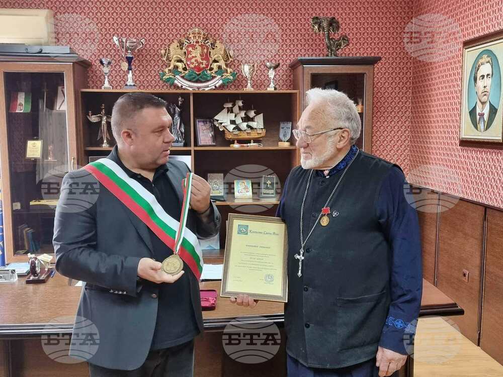 Кметът на Свети Влас връчи грамота и почетен знак на отец Петър, построил 40 каменни параклиса в курортния град