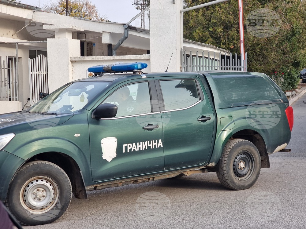 Задържаха 25 нелегални мигранти в аварирал бус край Ямбол, шофьорът е избягал