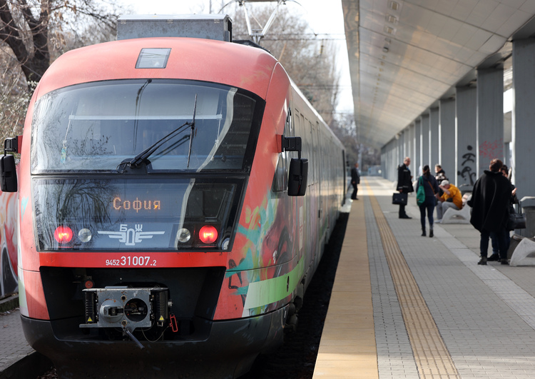 Два влака престояват на гара София поради инцидент на железния път