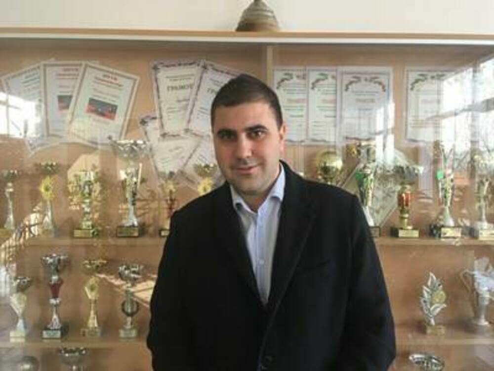 Повече от половината от учениците, завършили Професионална гимназия по ветеринарна медицина в Костинброд, продължават образованието си по специалността, каза директорът Светослав Иванов