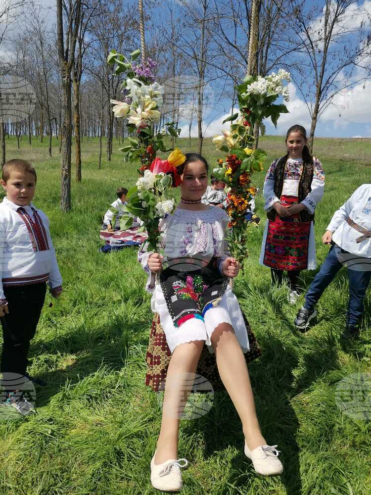 Bulgarian Students Celebrate St. George’s Day in Romanian Village of Izvoarele