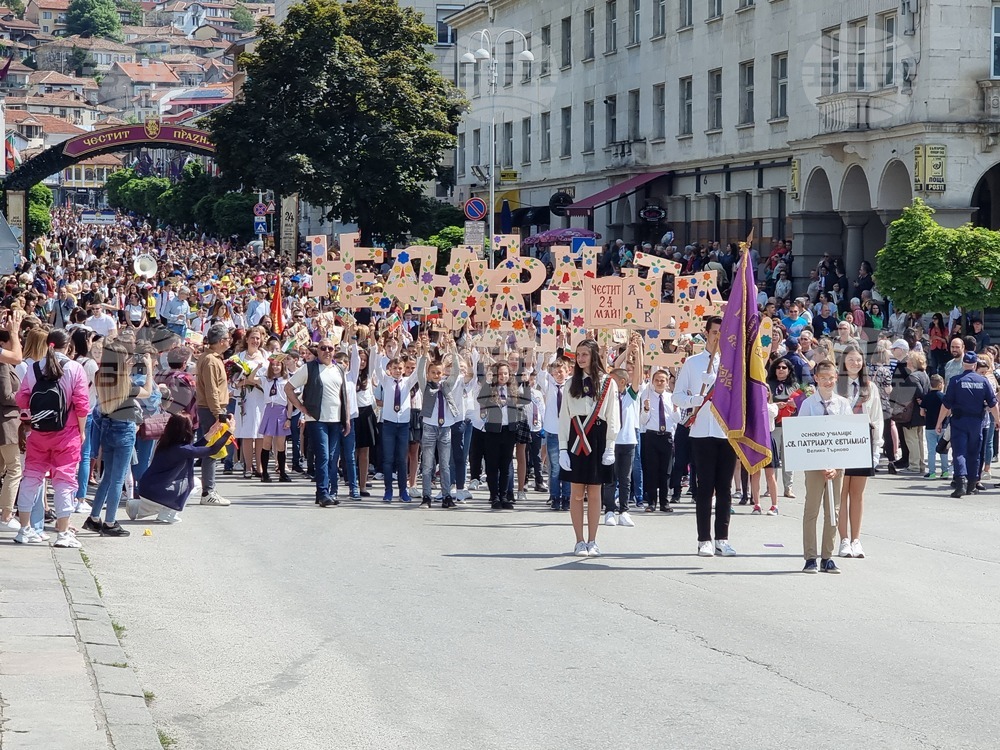 БТА Близо две хиляди ученици учители преподаватели и творци се