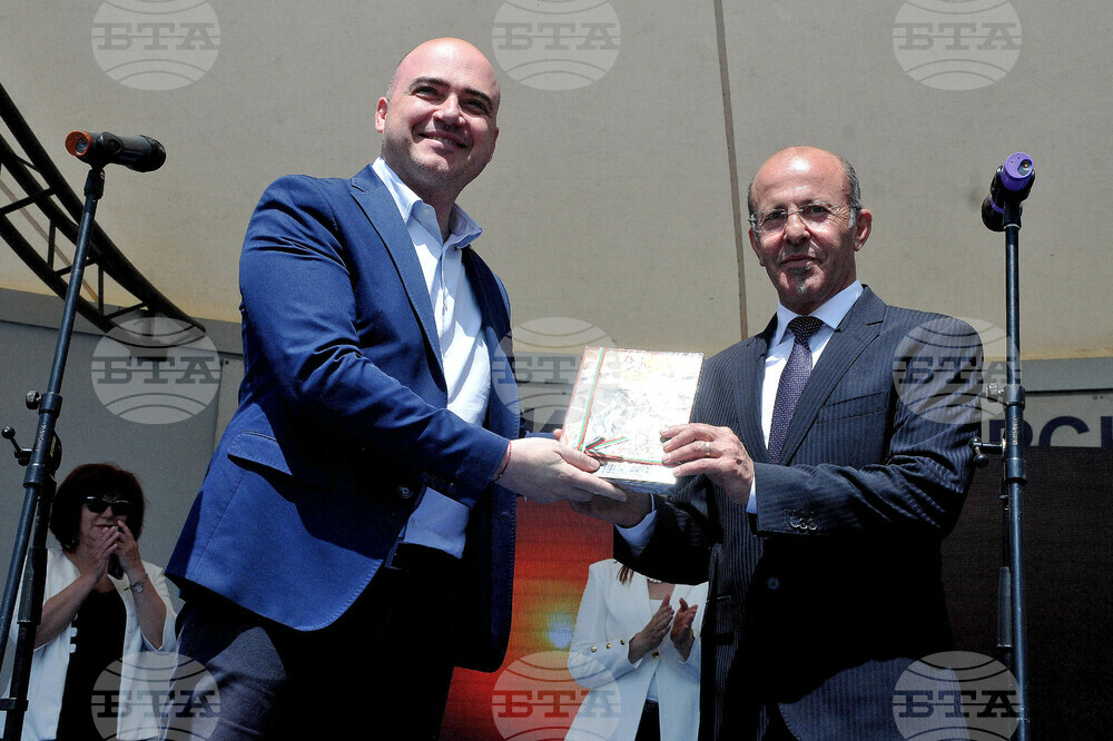 Tourism Minister Launches Summer Season in Primorsko, New Emergency Medical Office