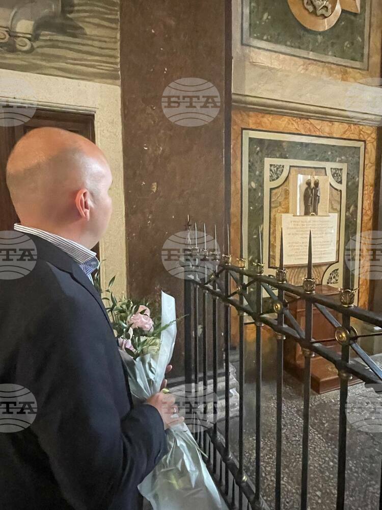 Кючюк поднесе венец на паметната плоча на Светите братя Кирил и Методий в Рим