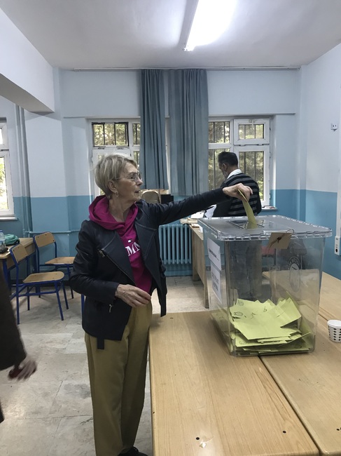 Жителите на Истанбул се стичат да гласуват на втория тур на президентските избори, на който се състезават Ердоган и опозиционният кандидат Кемал Кълъчдароглу