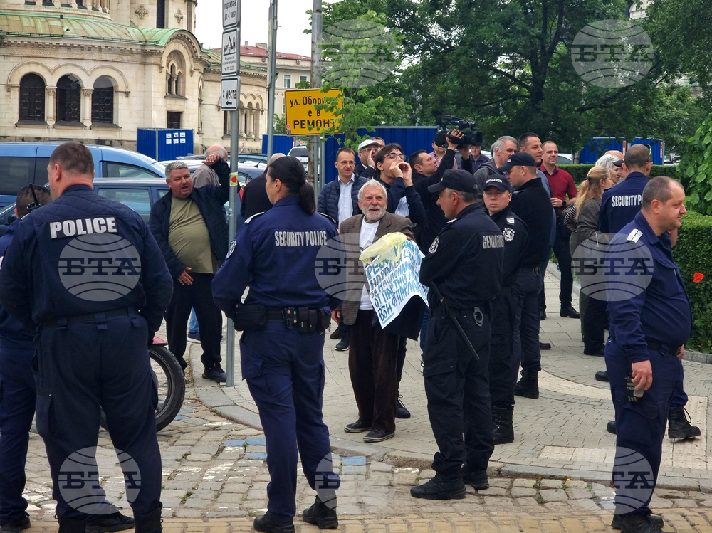 Protesters Outside Parliament Demand Second Mandate to Be Returned Unfulfilled