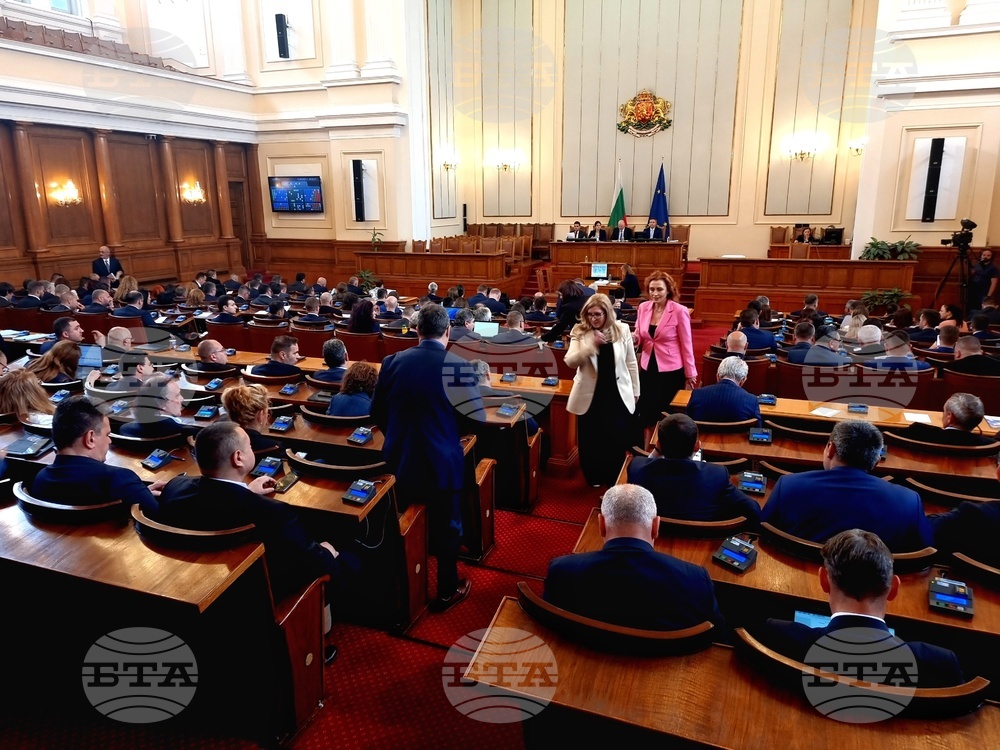 С декларация на „Възраждане“ започна заседанието на парламента