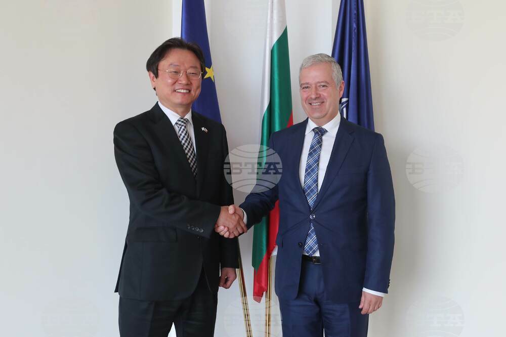 Foreign Minister Receives Outgoing South Korean Ambassador
