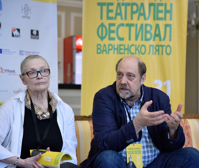 Цветана Манева: Театралното изкуство продължава да се развива, и то без да прави трагикомични паузи