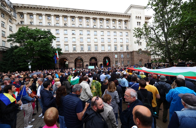 Протестно шествие тръгна от площада пред президентството към сградата на Народното събрание