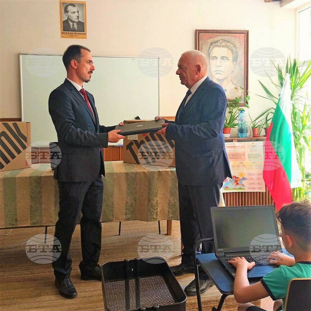 МЕУ: Децата от българското училище в Букурещ получиха преносими компютри от МЕУ