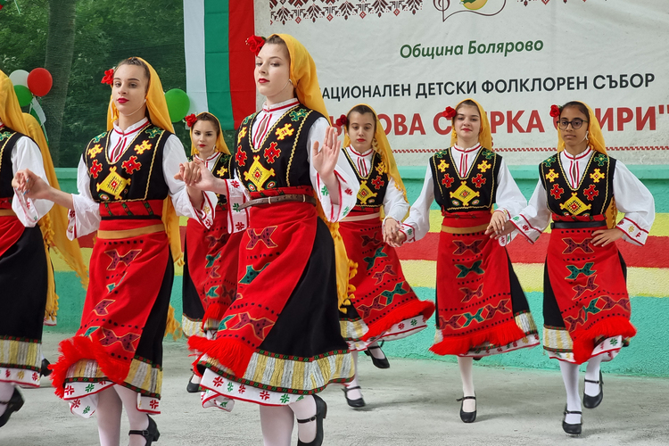 Вицепрезидентът Илияна Йотова ще открие 24-ия Национален детски фолклорен събор „Върбова свирка свири“ в Болярово