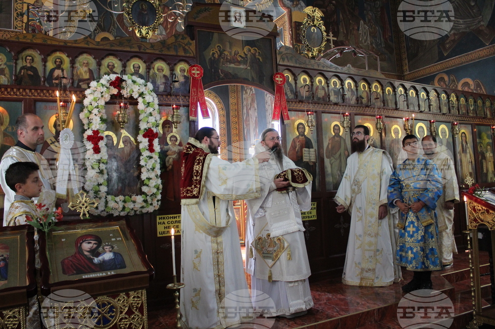 С архиерейска света литургия бе отбелязан храмовият празник на църквата "Св. Дух" в квартал "Надежда"
