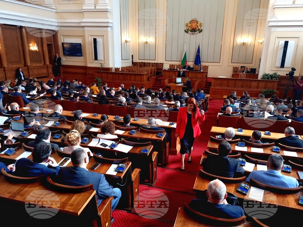 Parliament Discusses Bills for Commerce Act Amendment on First Reading, Voting Left for Friday