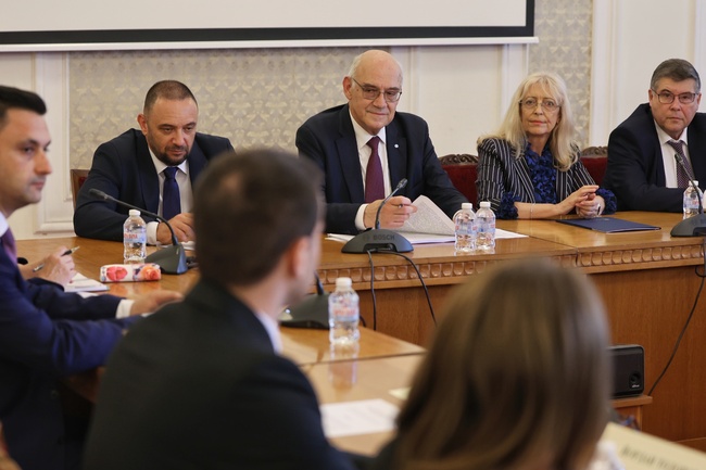 С около 40 процента са се увеличили фотоволтаичните централи, които чакат за присъединяване към мрежата