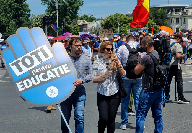 Синдикатите в образованието в Румъния поискаха оставката на ресорния министър Даниел Давид; недоволните започват протестни действия от днес
