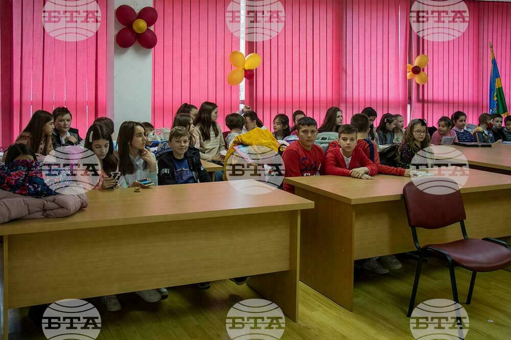 Родители и учители настояват децата, учещи онлайн по здравословни причини, да продължат по този начин до 30 юни