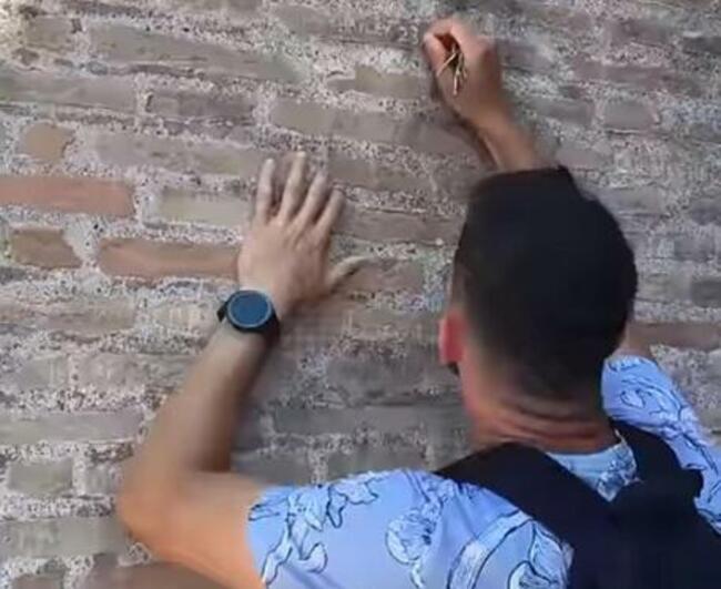 АНСА: Прокуратурата в Рим ще поиска да се повдигне обвинение на българина, осквернил Колизеума, може да получи от две до пет години затвор