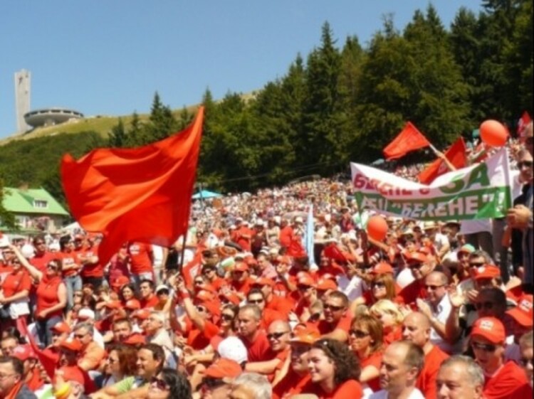 Традиционният Национален събор на БСП събира социалисти от цялата страна край историческата поляна на Бузлуджа
